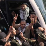 اللہ کے بعد غزہ کے جانبازوں کا شکریہ ان کے قدم چومتا ہوں، فلسطینی قیدی کا جذباتی پیغام