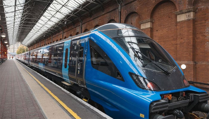 انگلینڈ میں آئندہ برس ریل کے کرائے منجمند رکھنے کا حکومتی فیصلہ