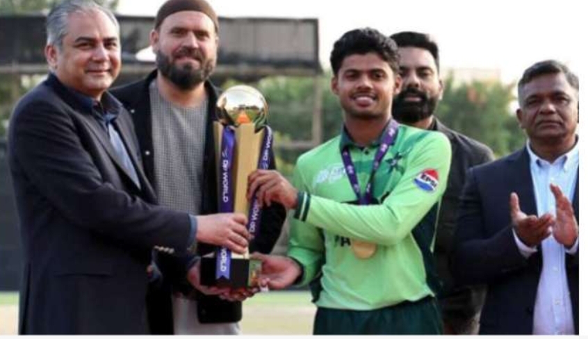 چیئرمین پی سی بی کا انڈر 19 ایشیاء کپ جیتنے پر ہر کھلاڑی کیلئے 50 لاکھ روپے کا اعلان شاباش سمیر منہاس‘ یلڈن ٹیم پاکستان! آج ہمارے دل جیت لیے، کھلاڑیوں نے فائنل میں بیٹنگ، باؤلنگ اور فیلڈنگ تینوں شعبوں میں شاندار کارکردگی کا مظاہرہ کیا؛ محسن نقوی کی گفتگو