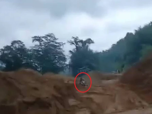 لینڈ سلائڈنگ کی زد میں آنے والے موٹرسائیکل سوار کی دل دہلادینے والی ویڈیو