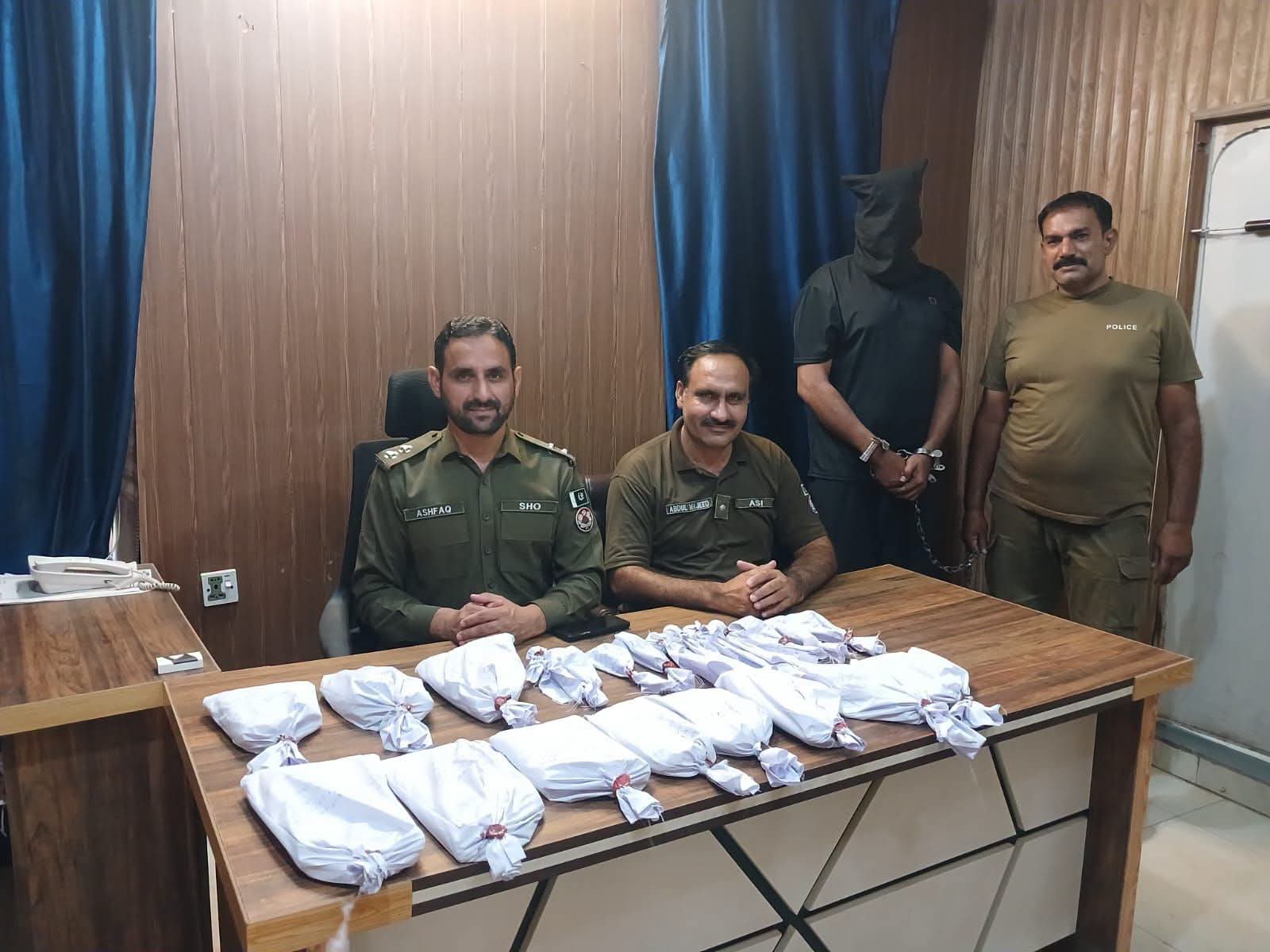 پتوکی: منشیات کا بڑا ڈیلر گرفتار، لاکھوں روپے مالیت کی 11 کلوگرام چرس برآمد