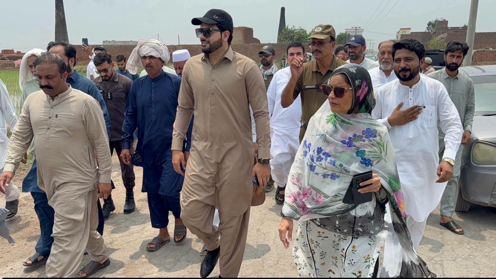 تحصیل نوشہرہ ورکاں کے  نواحی  قصبہ ادھوالی میں پانی کی نکاسی کے حل کے لیے اسٹنٹ کمشنر کی آمد