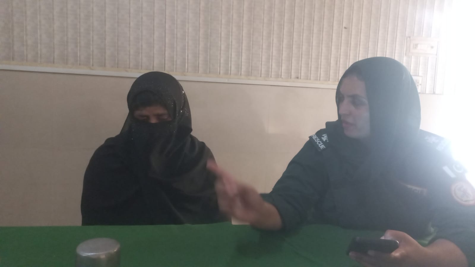 پھول نگر گھریلو ناچاقی سے دلبرداشتہ خاتون کی نہر میں کودنے کی کوشش ریسکیو 1122 نے دو بچوں سمیت بحفاظت بچا لیا